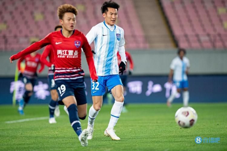 阿森纳目前以12胜3平2负的战绩排名英超第1名位置，近况方面，阿森纳上轮击败布莱顿之后成功夺回榜首位置，球队最近9场各项赛事有8场不败，当中更是赢足7场，状态稳定。